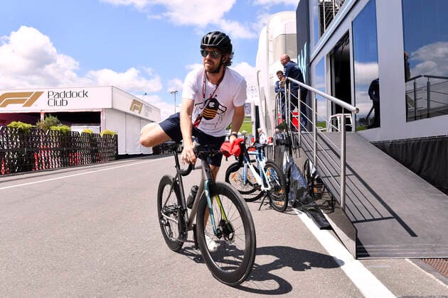 VETTEL Sebastian F1 Team Aston Martin mit dem Fahrrad auf dem Weg zum Training FIA Formal 1 GP Austria 2022 am 08.07.2022 Spielberg Copyright: xJerryxAndrex