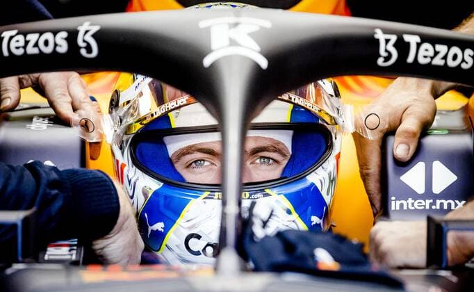SPIELBERG - Max Verstappen (1) with the Oracle Red Bull Racing RB18 Honda in the pit box during practice 1 ahead of the F1 Grand Prix of Austria at the Red Bull Ring on July 8, 2022 in Spielberg, Austria. ANP SEM VAN DER WAL F1 Grand Prix of Austria - Practice 2022 xVIxANPxSportx xxANPxIVx