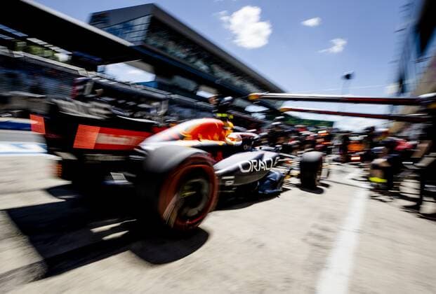 SPIELBERG - Sergio Perez (11) with the Oracle Red Bull Racing RB18 Honda in the pit lane during practice 1 ahead of the F1 Grand Prix of Austria at the Red Bull Ring on July 8, 2022 in Spielberg, Austria. ANP SEM VAN DER WAL F1 Grand Prix of Austria - Practice 2022 xVIxANPxSportx xxANPxIVx