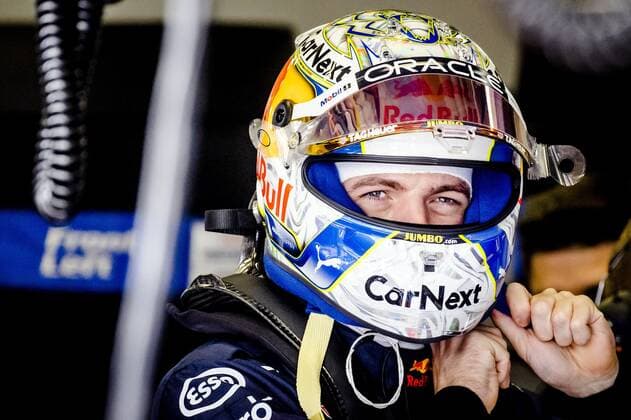 SPIELBERG - Max Verstappen (Red Bull) puts on his specially designed helmet in the pit box during practice 1 ahead of the F1 Grand Prix of Austria at the Red Bull Ring on July 8, 2022 in Spielberg, Austria. ANP SEM VAN DER WAL F1 Grand Prix of Austria - Practice 2022 xVIxANPxSportx xxANPxIVx