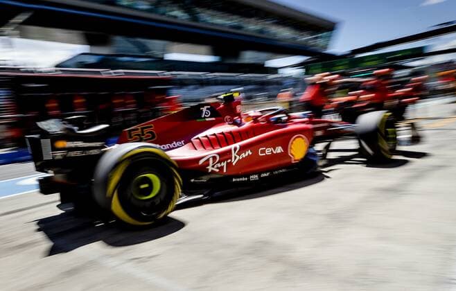 SPIELBERG - Carlos Sainz (55) with the Ferrari in the pit lane during practice 1 ahead of the F1 Grand Prix of Austria at the Red Bull Ring on July 8, 2022 in Spielberg, Austria. ANP SEM VAN DER WAL F1 Grand Prix of Austria - Practice 2022 xVIxANPxSportx xxANPxIVx