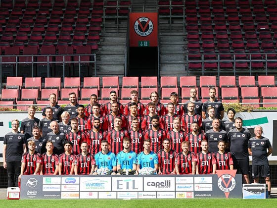 4. Reihe Tim Kruse Ben Srenk - Florian Heister Ilhan Altuntas Niklas May David Philipp Luca De Meester David Philipp Dr. Max Wittenberg Florian Braband 3. Reihe Dr. Eduard Gohr Markus Lützler Claudia Stier Simon Stehle Benjamin Hemcke Kevin Lankford Seokju Hong Ben Klefisch Daniel Buballa Marcel Risse Marian Wilhelm 2. Reihe Prof. Dr. med Marc Horlitz - Dieter Schick Thomas Gürtler - David Kubatta Jamil Siebert Christoph Greger Moritz Fritz Andrà Becker Lars Dietz Patrick Koronkiewicz Georg Koch Markus Brzenska Olaf Janßen 1. Reihe Ben Hompesch - Patrick Sontheimer Youssef Amyn Simon Handle Elias Bördner Ben Voll Kevin Rauhut Jeremias Lorch Luca Marseiler Federico Palacios Florian Engelhardt Es fehlen: Dr. Achim Münster, Dr. Helmut Pottkämper Viktoria Koeln, 3. Bundesliga, Fussball, Portraettermin 2022 23, Mannschaftsfoto, Saison 2022 2023, 08.07.2022 Viktoria Koeln , 3. Bundesliga, Fussball, Portraettermin 2022 2023, Mannschaftsfoto, Saison 2022 2023, 08.07.2022 Koeln Copyright: xEibner-Pressefotox EP_THR