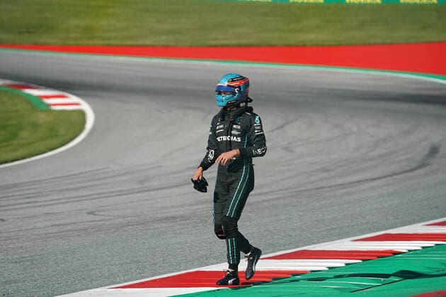 Formula 1 BWT Grosser Preis von Österreich 2022 08.07.2022, Red Bull Ring , Spielberg, Formula 1 BWT Grosser Preis von Österreich 2022 , im Bild George Russell (GBR), Mercedes-AMG Petronas Formula One Team ggeht nach seinem Unfall zu Fuß über die Strecke in die Boxengasse.