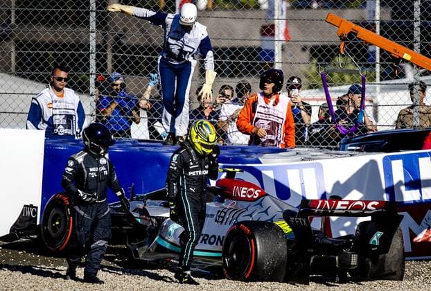 SPIELBERG - Lewis Hamilton (44) crashes his Mercedes W13 during qualifying ahead of the F1 Grand Prix of Austria at the Red Bull Ring on July 8, 2022 in Spielberg, Austria. ANP SEM VAN DER WAL F1 Grand Prix of Austria - Qualifying 2022 xVIxANPxSportx xxANPxIVx