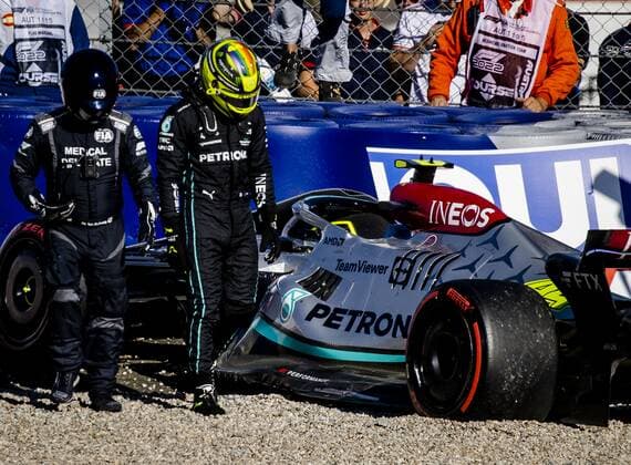 SPIELBERG - Lewis Hamilton (44) crashes his Mercedes W13 during qualifying ahead of the F1 Grand Prix of Austria at the Red Bull Ring on July 8, 2022 in Spielberg, Austria. ANP SEM VAN DER WAL F1 Grand Prix of Austria - Qualifying 2022 xVIxANPxSportx xxANPxIVx
