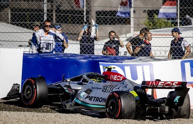 SPIELBERG - Lewis Hamilton (44) crashes his Mercedes W13 during qualifying ahead of the F1 Grand Prix of Austria at the Red Bull Ring on July 8, 2022 in Spielberg, Austria. ANP SEM VAN DER WAL F1 Grand Prix of Austria - Qualifying 2022 xVIxANPxSportx xxANPxIVx