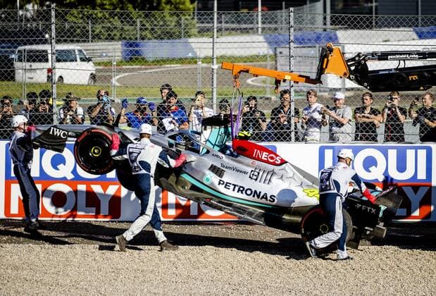 SPIELBERG - Lewis Hamilton (44) crashes his Mercedes W13 during qualifying ahead of the F1 Grand Prix of Austria at the Red Bull Ring on July 8, 2022 in Spielberg, Austria. ANP SEM VAN DER WAL F1 Grand Prix of Austria - Qualifying 2022 xVIxANPxSportx xxANPxIVx