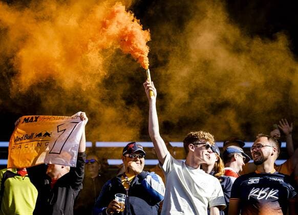 Sport Themen der Woche KW27 Sport Bilder des Tages SPIELBERG - Fans celebrate after Max Verstappen set the fastest time in the qualifying ahead of the F1 Grand Prix of Austria at the Red Bull Ring on July 8, 2022 in Spielberg, Austria. ANP SEM VAN DER WAL F1 Grand Prix of Austria - Qualifying 2022 xVIxANPxSportx xxANPxIVx *** SPIELBERG Fans celebrate after Max Verstappen set the fastest time in qualifying ahead of the F1 Grand Prix of Austria at the Red Bull Ring on July 8, 2022 in Spielberg, Austria ANP SEM VAN DER WAL F1 Grand Prix of Austria Qualifying 2022 xVIxANPxSportx xxANPxIVx 451503055 originalFilename: 451503055.jpg