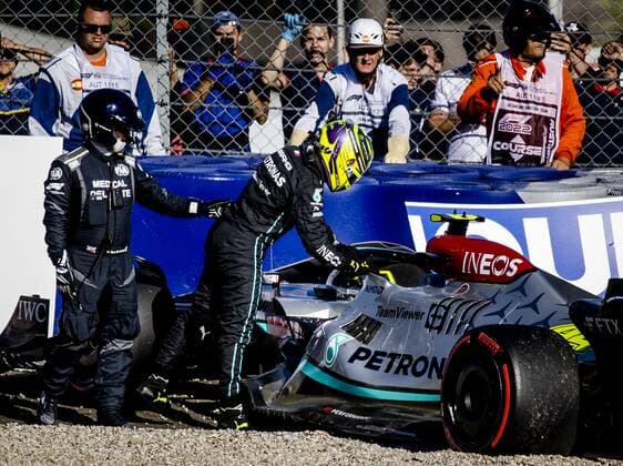 SPIELBERG - Lewis Hamilton (44) crashes his Mercedes W13 during qualifying ahead of the F1 Grand Prix of Austria at the Red Bull Ring on July 8, 2022 in Spielberg, Austria. ANP SEM VAN DER WAL F1 Grand Prix of Austria - Qualifying 2022 xVIxANPxSportx xxANPxIVx