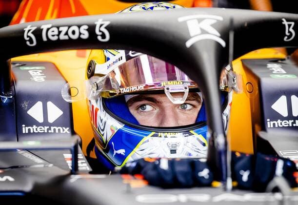 SPIELBERG - Max Verstappen (1) with the Oracle Red Bull Racing RB18 Honda in the pit box during practice 1 ahead of the F1 Grand Prix of Austria at the Red Bull Ring on July 8, 2022 in Spielberg, Austria. ANP SEM VAN DER WAL F1 Grand Prix of Austria - Practice 2022 xVIxANPxSportx xxANPxIVx