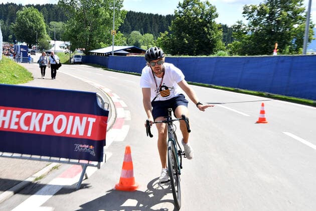 08.07.2022, Red Bull Ring , Spielberg, Formula 1 BWT Grosser Preis von Österreich 2022 , im Bild Sebastian Vettel (DEU), Aston Martin Aramco Cognizant Formula One Team kommt mit dem Fahrrad in das Fahrerlager gefahren. (Foto EU-Images) Spielberg Red Bull Ring Steiermark Österreich