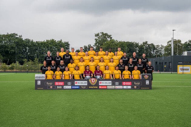SG Dynamo Dresden; 3.Liga, Porträttermin 2022 2023, Mannschaftsfoto, Reihe 4 v.li.: Jonas Kühn (Kuehn), Patrick Weihrauch, Julius Kade, Paul Lehmann, Julius Hoffmann, Christian Conteh, Robin Becker Reihe 3 v.li.: Matthias Grahe (Athletiktrainer), Timon Klasen (Videoanalyst), David Yelldell (Torwarttrainer), Dennis Borkowski, Paul Will, Claudio Kammerknecht, Yannick Stark, Panagiotis Vlachodimos, Dr. Jose Portela (Leiter Sportwissenschaften), Tom Teichert-Tölg (Toelg) (Zeugwart), Justin Löwe (Loewe) (Teammanager) Reihe 2 v.li.: Markus Anfang (Cheftrainer), Florian Junge (Co-Trainer), Heiko Scholz (Co-Trainer), Michael Akoto, Phil Harres, Stefan Kutschke, Tim Knipping, Kevin Ehlers, Dr. Onays Al-Sadi (Mannschaftsarzt), Tony Fischer (Physiotherapeut), Korbinian Dötter (Doetter) (Physiotherapeut), Tobias Lange (Physiotherapeut) Reihe 1 v.li.: Jong-min Seo, Jan Shcherbakovski, Luca Herrmann, Oliver Batista Meier, Stefan Drljaca, Sven Tobias Müller (Mueller), Max Kulke, Ahmet Arslan, Jonas Oehmichen, Jonathan Meier