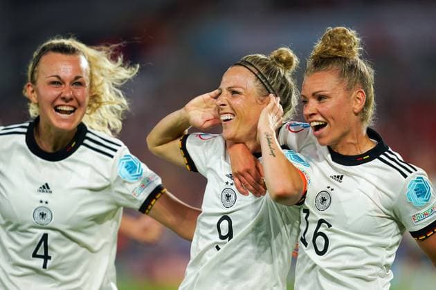 Sport Themen der Woche KW27 Sport Bilder des Tages London, England, July 8th 2022: Svenja Huth (9 Germany) celebrates a goal with teammates, which gets dissallowed during the UEFA Womens Euro 2022 football match between Germany and Denmark at Brentford Community Stadium in London, England. (Daniela Porcelli SPP)  Copyright: xDanielaxPorcellix SPPx spp-en-DaPos-20220708-JDP09769