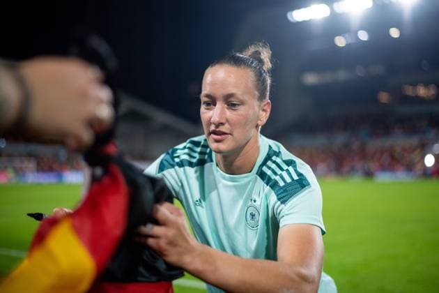 Almuth Schult (Deutschland 12) schreibt Autogramme fuer die Fans, GBR, Deutschland vs. Daenemark, Fussball UEFA Womens EURO 2022, 08.07.2022, Gruppe B GBR, Deutschland vs. Daenemark, Fussball UEFA Womens EURO 2022, 08.07.2022, Gruppe B Copyright: xEibner Memmlerx EP_MMR