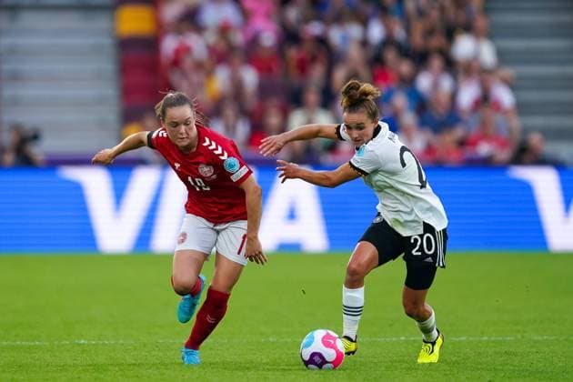 London, England, July 8th 2022: Janni Thomsen (19 Denmark) and Lina Magull (20 Germany) battle for the ball (duel) during the UEFA Womens Euro 2022 football match between Germany and Denmark at Brentford Community Stadium in London, England. (Daniela Porcelli SPP) Copyright: xDanielaxPorcellix SPPx spp-en-DaPos-20220708-JDP09622