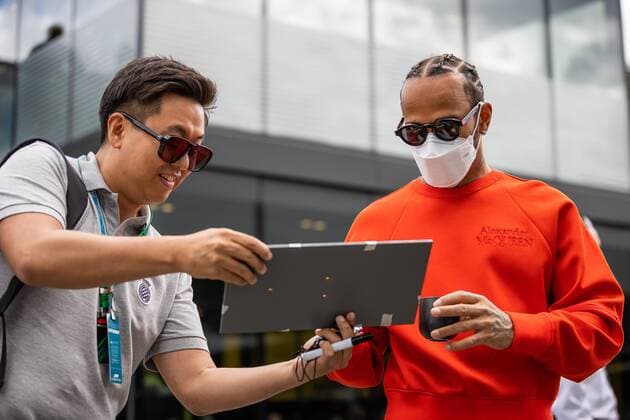 Lewis Hamilton (Mercedes AMG Petronas Motorsport) gibt ein Autogramm, Grosser Preis von Oesterreich 2022, Motorsport, Formel 1, 09.07.2022 Grosser Preis von Oesterreich 2022, Motorsport, Formel 1, 09.07.2022 Copyright: xEibner-Pressefoto AlexanderxNeisx EP_ANS