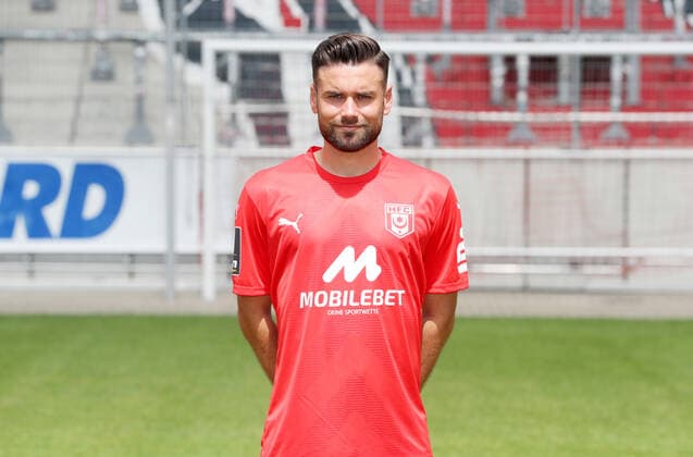 Teampraesentation Halle 08.07.2022 Niklas Kreuzer (8, Halle); Hallescher FC, 3.Liga, Porträttermin 2022 2023 , Halle, 08.07.2022, Leuna Chemie Stadion, Fussball ,