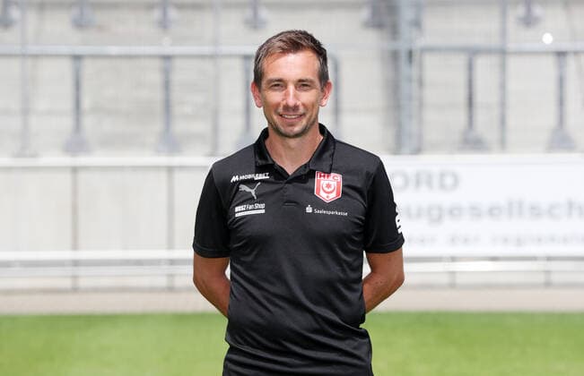 Teampraesentation Halle 08.07.2022 Trainer Andre Meyer (Hallescher FC); Hallescher FC, 3.Liga, Porträttermin 2022 2023 , Halle, 08.07.2022, Leuna Chemie Stadion, Fussball ,