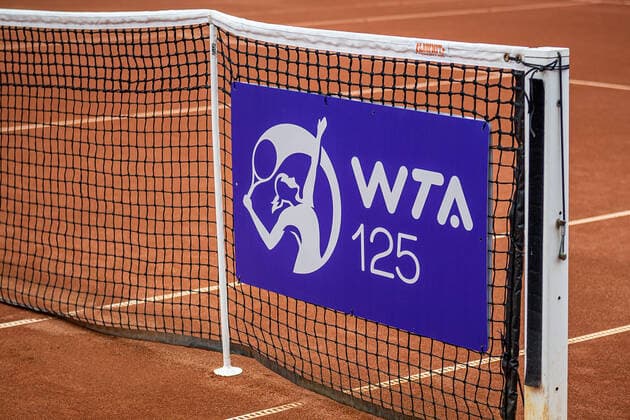 220709 En skylt med WTA, Tennis Damen 125 logotype pa nätet under dag 6 av WTA Nordea Open den 9 juli 2022 i Bastad. Copyright: CHRISTOFFERxBORGxMATTISSON BB220709CB001