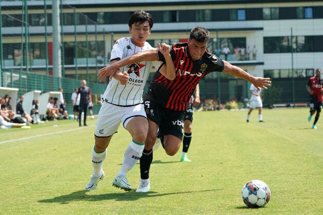 Ayase Ueda (Cercle Brugge) - Flavius Daniluc (OGC Nice) FOOTBALL : OGC Nice vs Cercle Brugge - Match amical de reprise - Nice - 09 07 2022 NorbertScanella Panoramic 