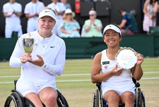 Sport Themen der Woche KW27 Sport Bilder des Tages Tennis Championships - Week Two - Day Thirteen - All England Lawn Tennis Club, Wimbledon - Saturday 9th July 2022 Ladies Wheelchair Final. Singles. Diede De Groot (NED) v Yui Kamiji (Japan) Diede De Groot and Yui Kamiji with their trophies 