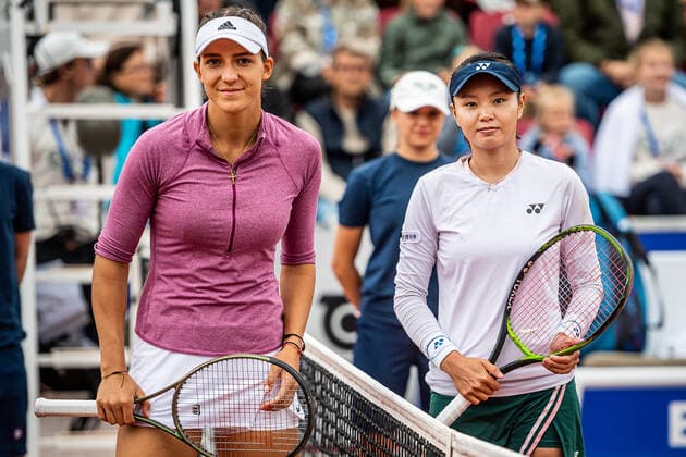 220709 Rebeka Masarova, Spanien, och Su Jeong Jang, Sydkorea, under dag 6 av WTA, Tennis Damen Nordea Open den 9 juli 2022 i Bastad. Copyright: CHRISTOFFERxBORGxMATTISSON BB220709CB005