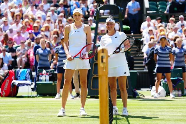 Sport Bilder des Tages Mandatory Credit: Photo by Javier Garcia Shutterstock (13018057j) Elena Rybakina and Ons Jabeur ahead of the Ladies Singles Final Wimbledon Tennis Championships, Day 13, The All England Lawn Tennis and Croquet Club, London, UK - 09 Jul 2022 Wimbledon Tennis Championships, Day 13, The All England Lawn Tennis and Croquet Club, London, UK - 09 Jul 2022  Copyright: xJavierxGarcia Shutterstockx 13018057j