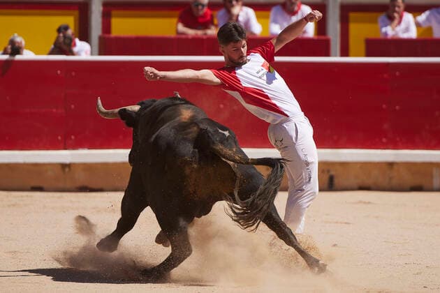 Sport Themen der Woche KW27 Sport Bilder des Tages July 9, 2022, Pamplona, Navarre, Spain: RecortadoresO group performance in the bullring of the San Fermin Festival on July 9, 2022 in Pamplona, northern Spain Pamplona Spain - ZUMAa206 20220709_zsp_a206_016 Copyright: xRubenxAlbarranx