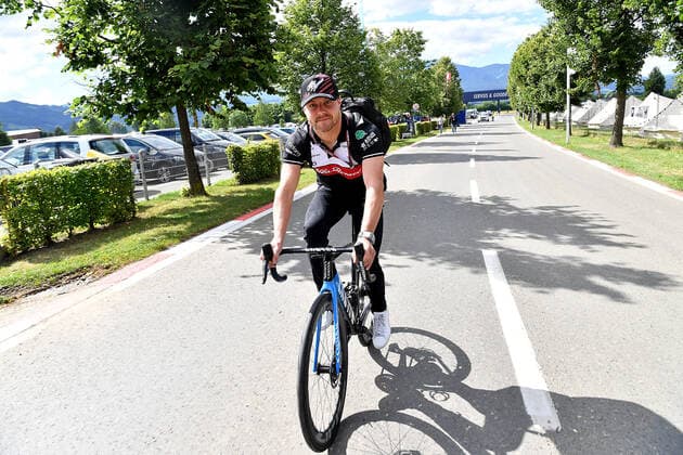 09.07.2022, Red Bull Ring , Spielberg, Formula 1 BWT Grosser Preis von Österreich 2022 , im Bild Valtteri Bottas (FIN), Alfa Romeo F1 Team ORLEN kommt mit dem Fahrrad in das Fahrerlager gefahren. (Foto EU-Images) Spielberg Red Bull Ring Steiermark Österreich