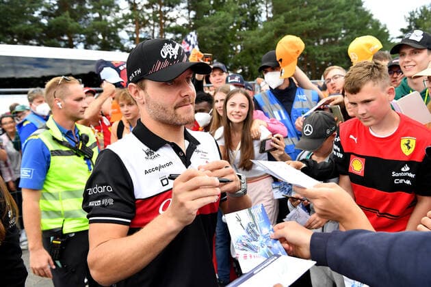 09.07.2022, Red Bull Ring , Spielberg, Formula 1 BWT Grosser Preis von Österreich 2022 , im Bild Valtteri Bottas (FIN), Alfa Romeo F1 Team ORLEN schreibt Autogramme an die Fans. (Foto EU-Images) Spielberg Red Bull Ring Steiermark Österreich