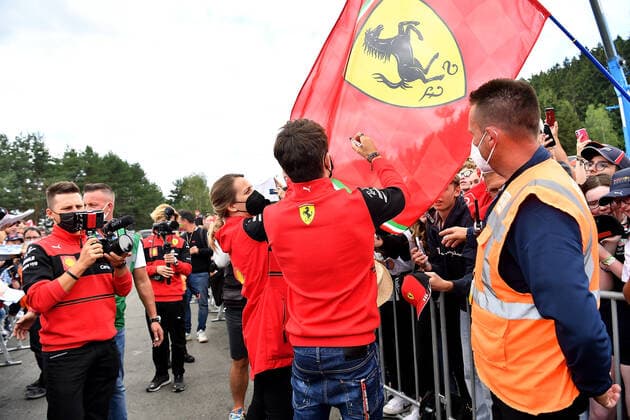 09.07.2022, Red Bull Ring , Spielberg, Formula 1 BWT Grosser Preis von Österreich 2022 , im Bild Charles Leclerc (MCO), Scuderia Ferrari schreibt Autogramme an die Fans. (Foto EU-Images) Spielberg Red Bull Ring Steiermark Österreich