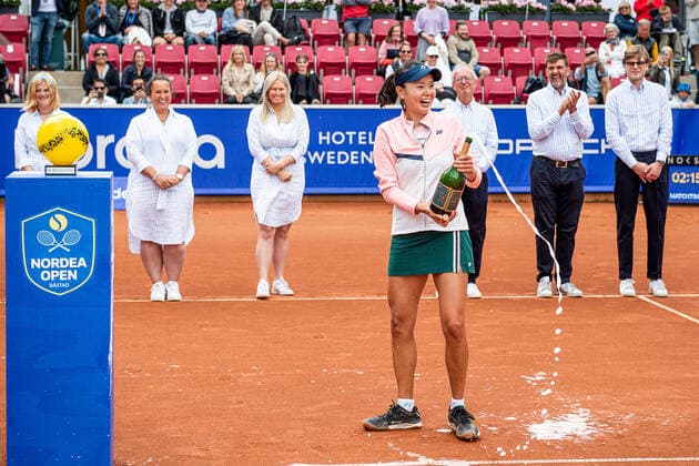 220709 Su Jeong Jang, Sydkorea, jublar efter segern i damernas singelfinal under dag 6 av WTA, Tennis Damen Nordea Open den 9 juli 2022 i Bastad. Copyright: CHRISTOFFERxBORGxMATTISSON BB220709CB052