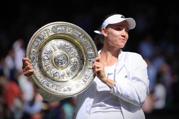 Tennis - Wimbledon (Day 12) 8th July 2022 - Tennis - Wimbledon (Day 12) - Elena Rybakina (KAZ) poses with the Venus Rosewater Dish trophy after her victory over Ons Jabeur (TUN) in the Ladies Singles Final - Photo: Simon Stacpoole Offside. London UK Copyright: xSimonxStacpoolexOffside