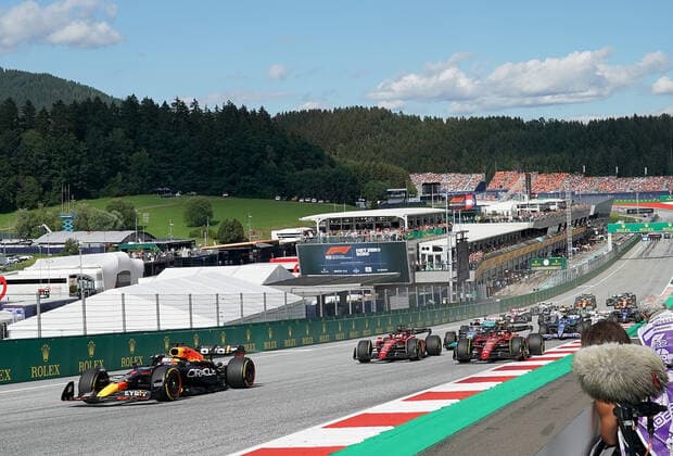 Formula 1 BWT Grosser Preis von Österreich 2022 09.07.2022, Red Bull Ring , Spielberg, Formula 1 BWT Grosser Preis von Österreich 2022 , im Bild Rennstart: Max Verstappen (NEL), Oracle Red Bull Racing, Charles Leclerc (MCO), Scuderia Ferrari, Carlos Sainz Jr. (ESP), Scuderia Ferrari, George Russell (GBR), Mercedes-AMG Petronas Formula One Team, Esteban Ocon (FRA), Alpine F1 Team, Kevin Magnussen (DNK), Haas F1 Team, Mick Schumacher (DEU), Haas F1 Team, Lewis Hamilton (GBR), Mercedes-AMG Petronas Formula One Team