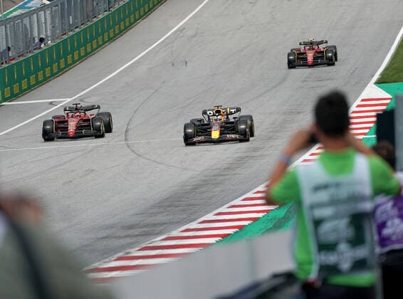 Formula 1 BWT Grosser Preis von Österreich 2022 09.07.2022, Red Bull Ring , Spielberg, Formula 1 BWT Grosser Preis von Österreich 2022 , im Bild Max Verstappen (NEL), Oracle Red Bull Racing, Charles Leclerc (MCO), Scuderia Ferrari, Carlos Sainz Jr. (ESP), Scuderia Ferrari