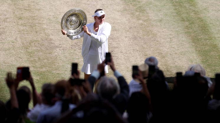 (220709) -- LONDON, July 9, 2022 -- Elena Rybakina of Kazakhstan poses with the trophy after winning the women s singles final against Ons Jabeur of Tunisia at Wimbledon Tennis Championship in London, Britain, July 9, 2022. ) (SP)BRITAIN-LONDON-TENNIS-WIMBLEDON-WOMEN S SINGLES-FINAL LixYing 