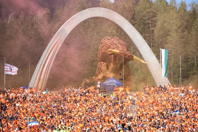 FORMULA 1 - GP of Austria 2022 SPIELBERG,AUSTRIA,09.JUL.22 - MOTORSPORTS, FORMULA 1 - Grand Prix of Austria, Red Bull Ring, sprint race. Image shows fans and a sculpture of a bull.  GEPAxpictures xMarioxBuehner