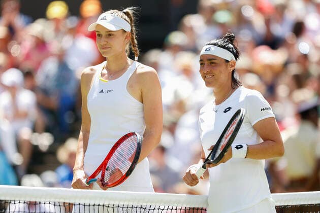 Ons Jabeur und Elena Rybakina stehen am Netz fur die Fotografen Damen Einzel Finale, Endspiel Tennis - Wimbledon 2022 - Grand Slam ITF ATP, Tennis Herren WTA, Tennis Damen - AELTC - London - - Great Britain - 9 July 2022. Copyright: xJuergenxHasenkopfx