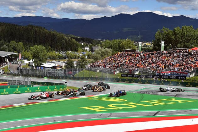 Formula 1 BWT Grosser Preis von Österreich 2022 09.07.2022, Red Bull Ring , Spielberg, Formula 1 BWT Grosser Preis von Österreich 2022 , im Bild Rennstart: Max Verstappen (NEL), Oracle Red Bull Racing, Charles Leclerc (MCO), Scuderia Ferrari, Carlos Sainz Jr. (ESP), Scuderia Ferrari, George Russell (GBR), Mercedes-AMG Petronas Formula One Team, Kevin Magnussen (DNK), Haas F1 Team, Mick Schumacher (DEU), Haas F1 Team, Lewis Hamilton (GBR), Mercedes-AMG Petronas Formula One Team, Unfall von Pierre Gasly (FRA), Scuderia AlphaTauri.