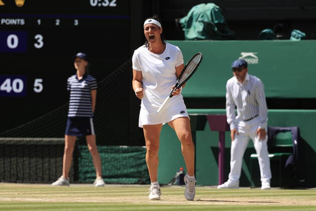 Tennis - Wimbledon (Day 13) 9th July 2022 - Tennis - Wimbledon (Day 13) - Ons Jabeur (TUN) celebrates winning the 1st set in her Ladies Singles Final against Elena Rybakina (KAZ) - Photo: Simon Stacpoole Offside. London UK Copyright: xSimonxStacpoolexOffside
