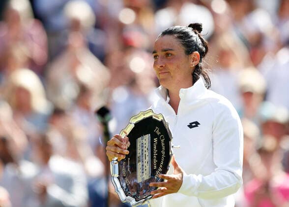 Finalistin Ons Jabeur mit Pokal, Damen Einzel, Finale, Endspiel, Siegerehrung, Praesentation Tennis - Wimbledon 2022 - Grand Slam ITF ATP, Tennis Herren WTA, Tennis Damen - AELTC - London - - Great Britain - 9 July 2022. Copyright: xJuergenxHasenkopfx