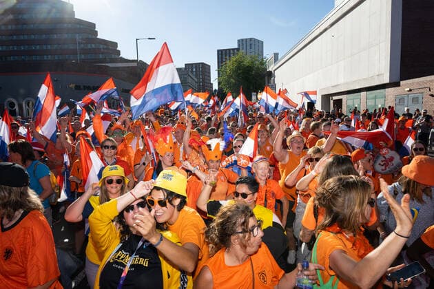 220709 Fans of the Netherlands ahead of the UEFA Women s Euro 2022 group stage match between Netherlands and the Sweden on July 9, 2022 in Sheffield. Photo: Ludvig Thunman BILDBYRAN kod LT LT0361 fotboll football soccer fotball fotbolls-em europamästerskap em uefa womens euro holland nederländerna netherlands sverige sweden dam bbeng landskamp Copyright: LUDVIGxTHUNMAN BB220709LT042