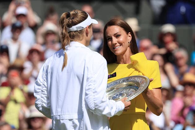 Tennis - Wimbledon (Day 13) 9th July 2022 - Tennis - Wimbledon (Day 13) - Catherine, Duchess of Cambridge presents the Venus Rosewater Dish trophy to Elena Rybakina (KAZ) after her victory over Ons Jabeur (TUN) in the Ladies Singles Final - Photo: Simon Stacpoole Offside. London UK Copyright: xSimonxStacpoolexOffside