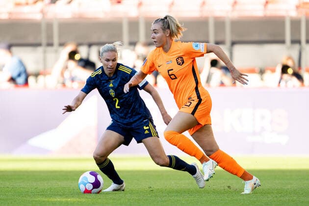 220709 Jonna Andersson of Sweden and Jill Jamie Roord of Netherlands during the UEFA Women s Euro 2022 group stage match between Netherlands and the Sweden on July 9, 2022 in Sheffield. Photo: Ludvig Thunman BILDBYRAN kod LT LT0361 fotboll football soccer fotball fotbolls-em europamästerskap em uefa womens euro holland nederländerna netherlands sverige sweden dam bbeng landskamp Copyright: LUDVIGxTHUNMAN BB220709LT086