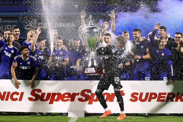 Sport Themen der Woche KW27 Sport Bilder des Tages Dinamo won the Croatian Super Cup after beating Hajduk Dinamo players are seen celebrating with the Super Cup champion s trophy. Dinamo won the Croatian Super Cup after beating Hajduk 4-1 in Maksimir, Zagreb, with a better penalty shootout. There were no goals in the regular part., in Zagreb, Croatia, on July 09 2022. GoranxStanzl PIXSELL