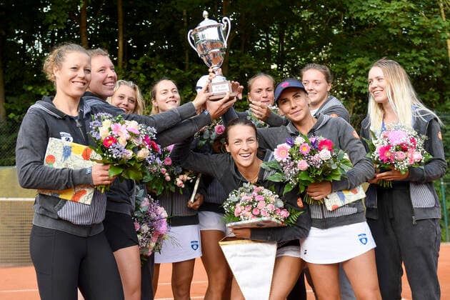 Bilder des Jahres 2022, Sport 07 Juli Sport Themen der Woche KW27 Sport Bilder des Tages Deutscher Mannschaftsmeister im Tennis, die Damenmannschaft des TC Bredeney 1, mit Tatjana Maria GER in der Mitte und Jule Niemeier GER (TC Bredeney) 2. oben rechts 09.07.2022 ¢ Tennis ¢ 1. Bundesliga Damen ¢ TC Bredeney 1 vs TK BW Aachen 1 , Tennisclub Bredeney, Essen, *** German team champion in tennis, the ladies team of TC Bredeney 1, with Tatjana Maria GER in the middle and Jule Niemeier GER TC Bredeney 2 top right 09 07 2022 ¢ Tennis ¢ 1 Bundesliga Damen ¢ TC Bredeney 1 vs TK BW Aachen 1 , Tennisclub Bredeney, Essen, Copyright: xPeterxEppingerx