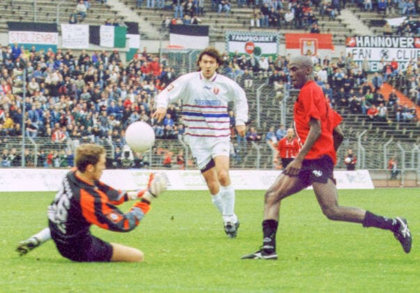 Aus 2. BL. Saison 1998 99 Hannover 96 - KFC Uerdingen 05 3:1 am 12.05.1999. Im Foto: Han96 Spieler Otto Addo mit Heber zum 3:1 gegen KFC TW Christian Vander *** From 2 BL season 1998 99 Hannover 96 KFC Uerdingen 05 3 1 on 12 05 1999 In the photo Han96 player Otto Addo with lob to the 3 1 against KFC TW Christian Vander