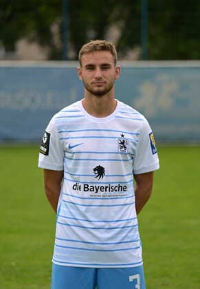 09.07.2022, Fussball 3. Liga 2022 2023, TSV 1860 München an der Grünwalder Strasse in München, Porträttermin 2022 2023, Niklas Lang (TSV 1860 München)