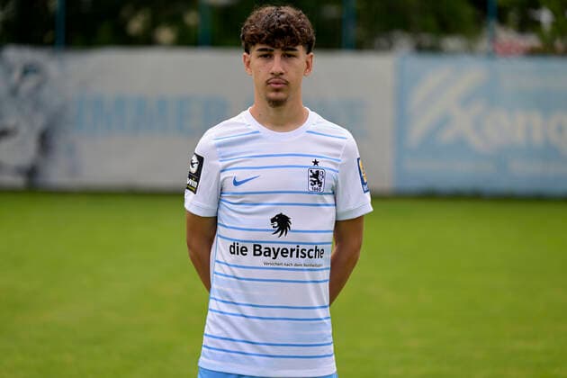 09.07.2022, Fussball 3. Liga 2022 2023, TSV 1860 München an der Grünwalder Strasse in München, Porträttermin 2022 2023, Devin Sür (TSV 1860 München)