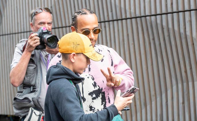 FORMULA 1 - GP of Austria 2022 SPIELBERG,AUSTRIA,10.JUL.22 - MOTORSPORTS, FORMULA 1 - Grand Prix of Austria, Red Bull Ring. Image shows Lewis Hamilton (GBR Mercedes) and a fan.  GEPAxpictures xWolfgangxJannach